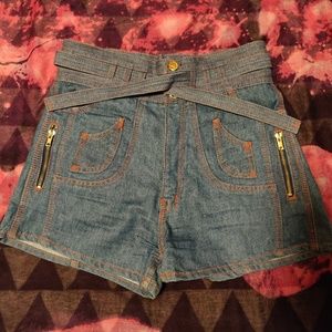 ✨VINTAGE✨High Waisted Denim Shorts 🍑💯